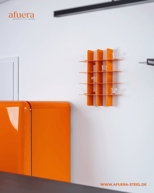 Modernes Wandregal aus orange lackiertem Stahl mit Glasablagen, daneben ein passender orangefarbener Stahlschrank in minimalistischem Interieur, Markenlogo „afuera – Outdoor Steel Design“.