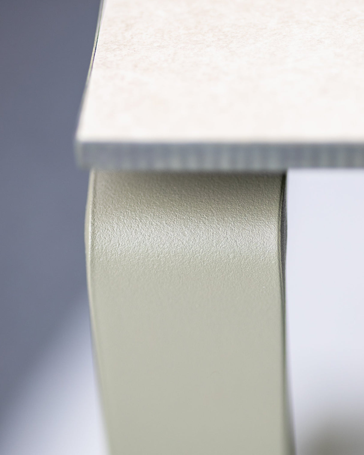 ALTO Beistelltisch mit strukturierter Pulverbeschichtung, Detailansicht der Tischbeinkante – ideal für stilvolle Einrichtung.