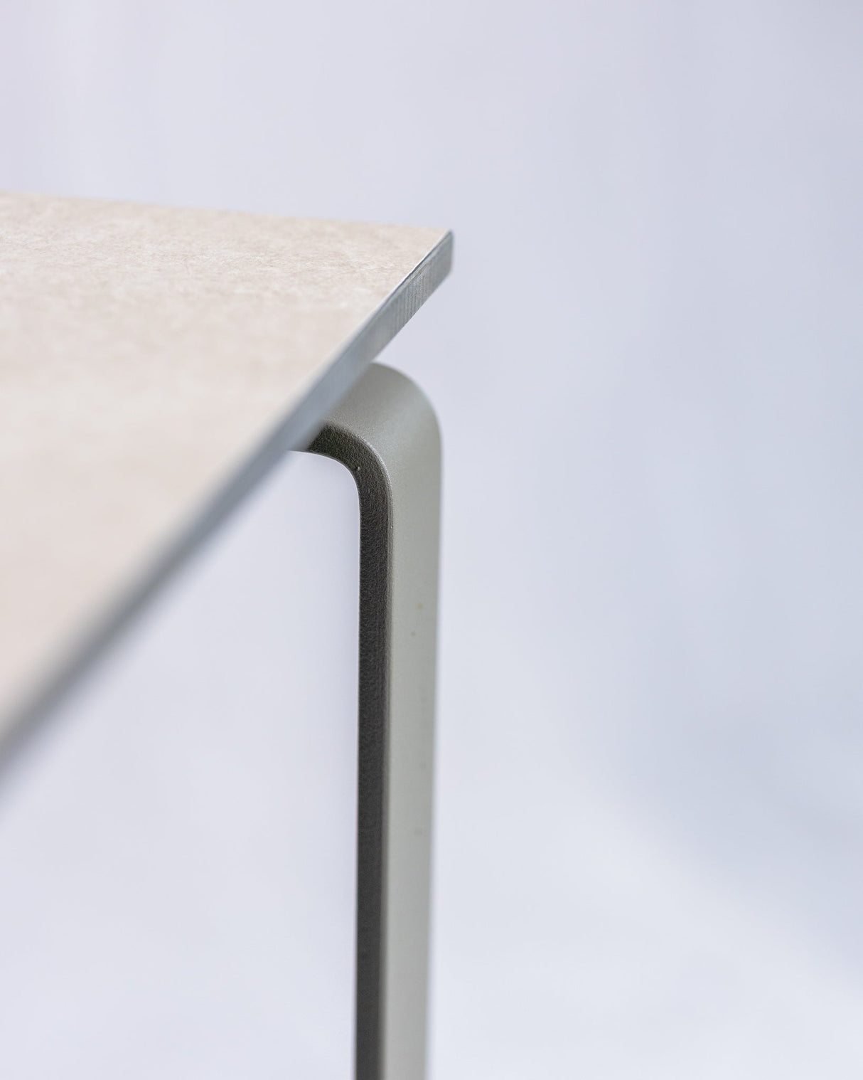 ALTO – Beistelltisch (Edelstahl, pulverbeschichtet) mit abgerundeter Kante, modernes Design für Innen- und Außenbereiche.