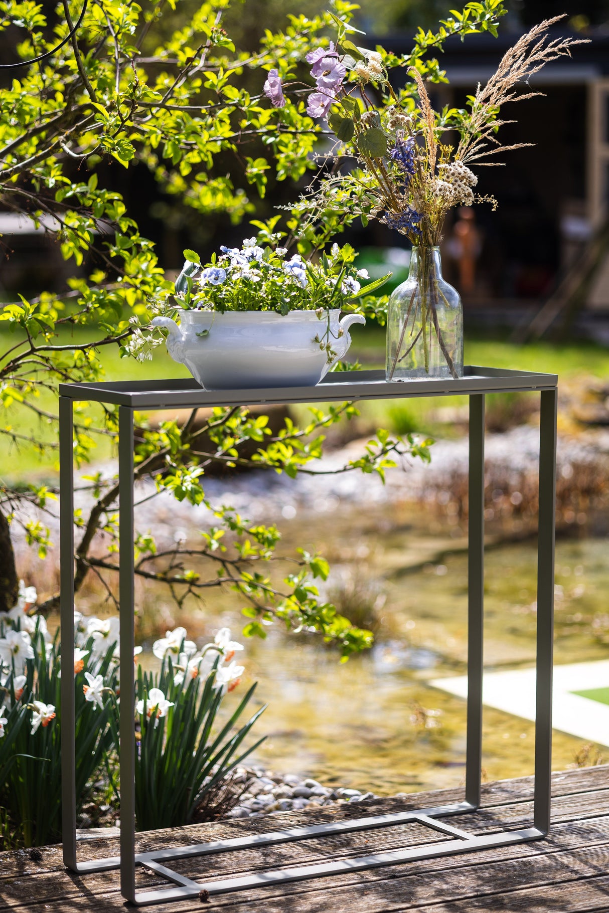 VERDE - Pflanztrog als Beistelltisch genutzt, bepflanzt mit Frühlingsblumen, modernes Gartenzubehör für Terrasse oder Balkon.