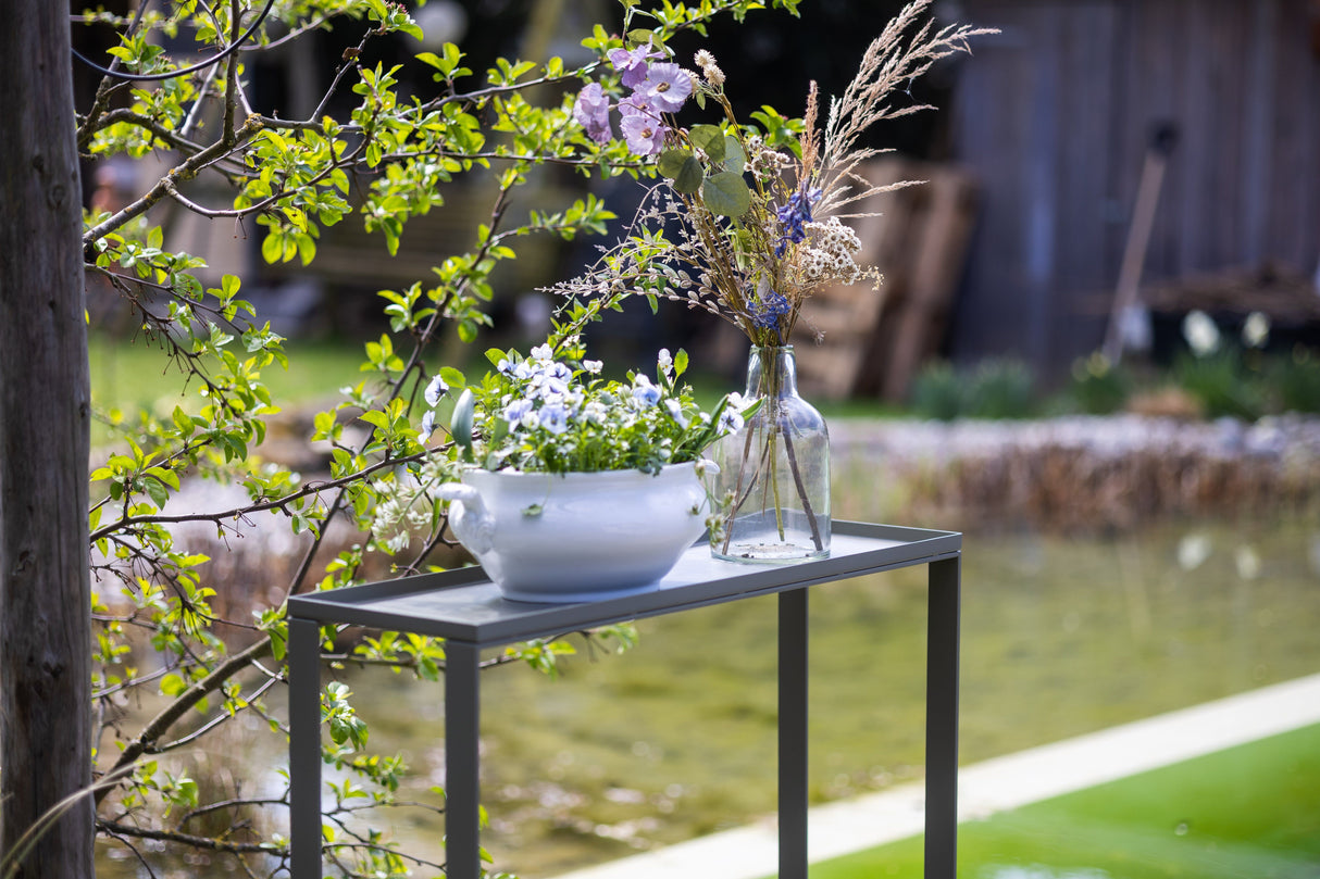 VERDE - Pflanztrog mit Frühlingsblumen und Dekovasen, elegantes Gartenelement aus Edelstahl für stilvolle Außenbereiche.
