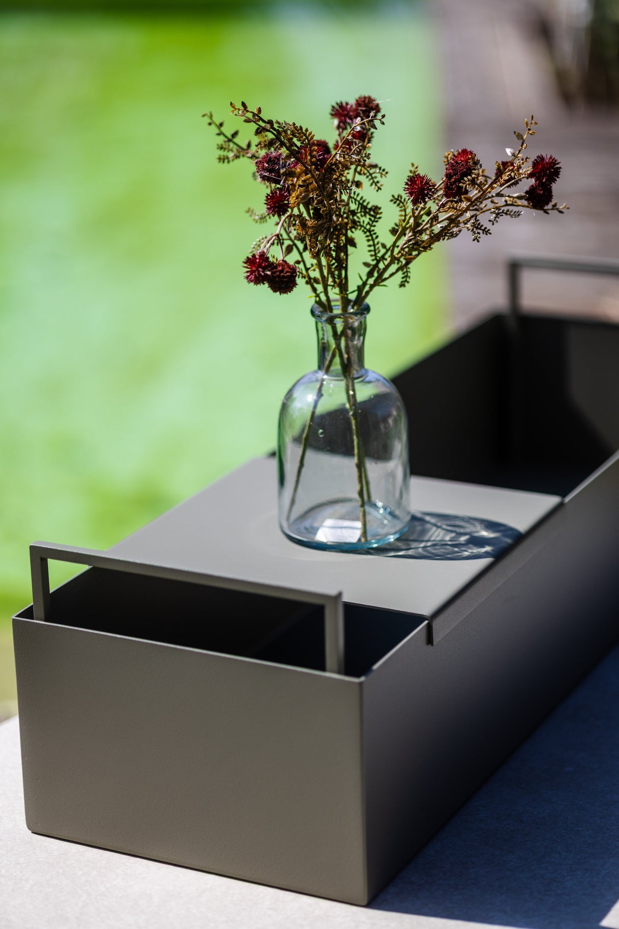 CUBO - Pflanzbehälter mit Glasvase auf der Abdeckung, modernes Design für stilvolle Outdoor-Dekoration.