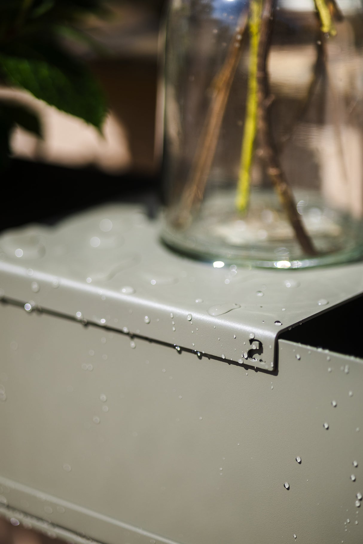 Wasserabweisende TABLA - Aufsatzplatte aus Edelstahl mit Tropfen, perfekt für den Outdoor-Einsatz im Gartenbereich.