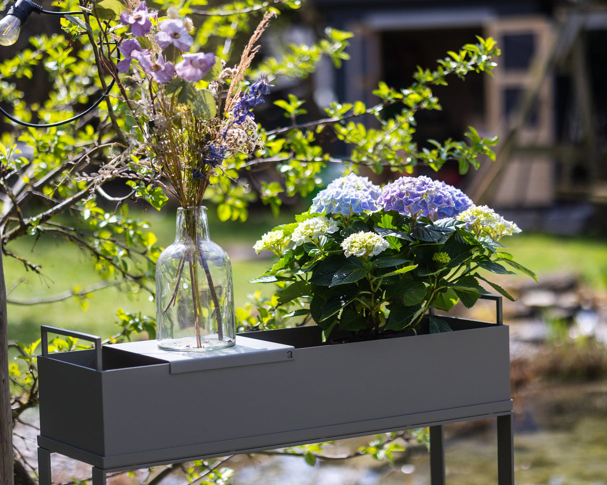 CUBO - Pflanzbehälter outdoor mit Hortensien und Trockenblumen, stilvoll arrangiert für moderne Gartengestaltung.