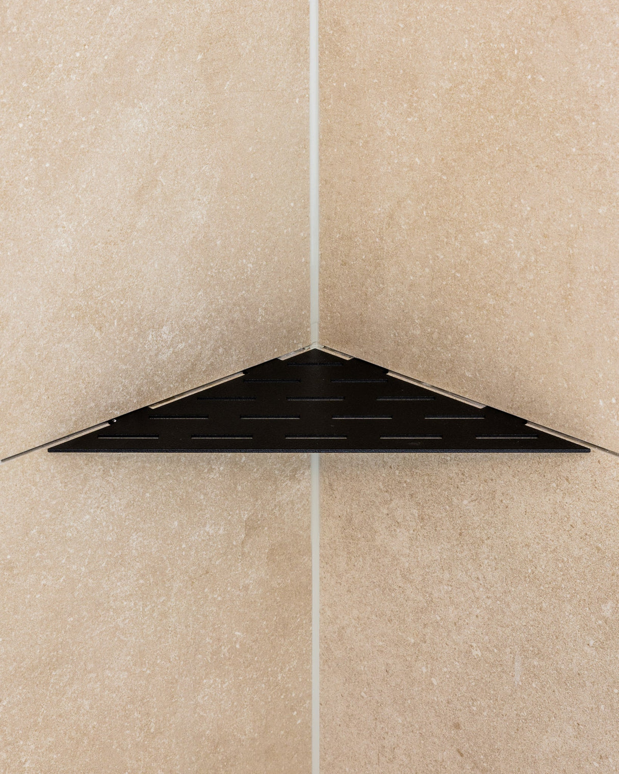 ARTISTA - Eckduschregal von oben montiert, zeigt präzise Passform und hochwertige Verarbeitung in der Dusche.