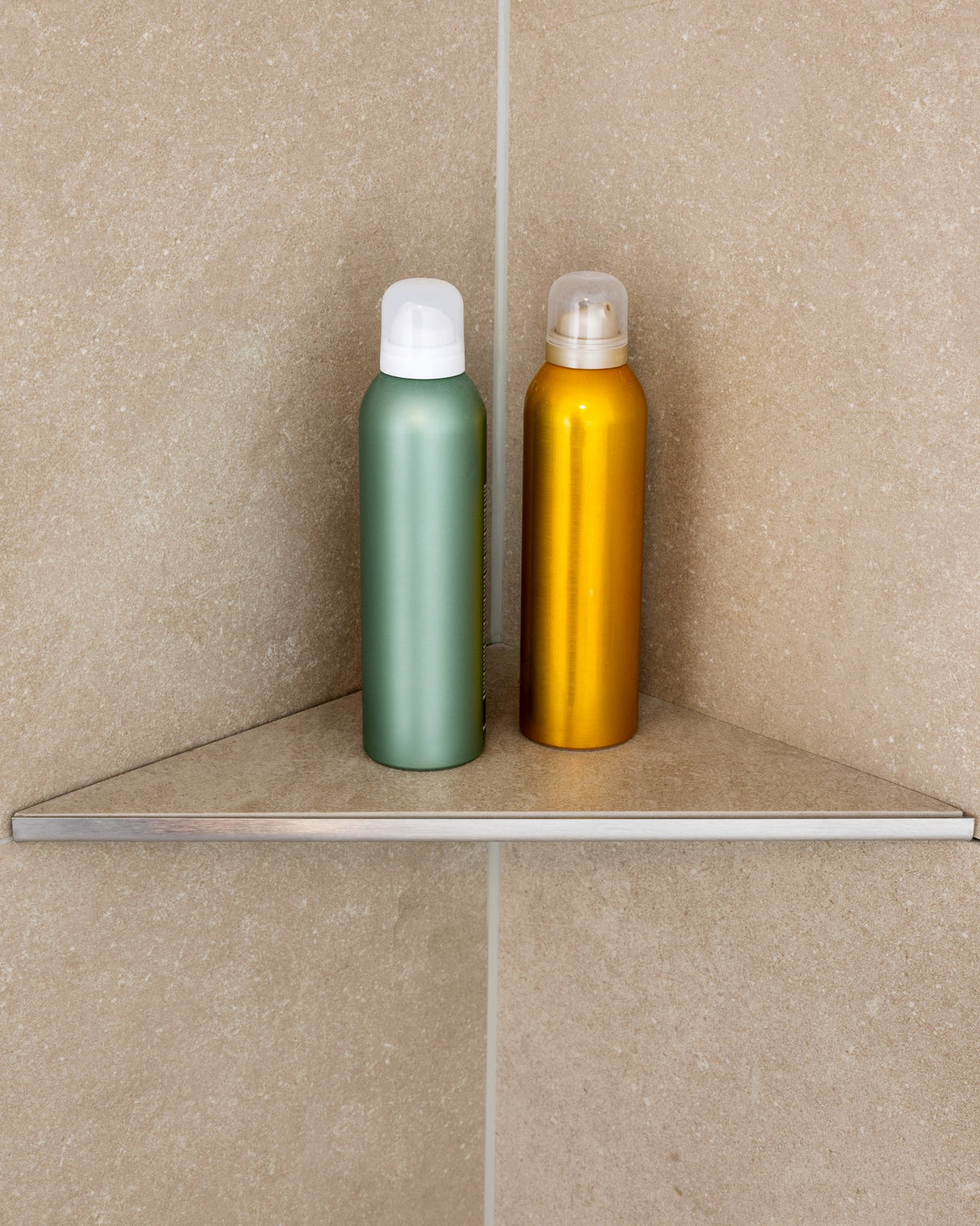 ARTISTA - Eckduschregal montiert in Dusche mit zwei Flaschen, platzsparendes Regal für Badaccessoires.