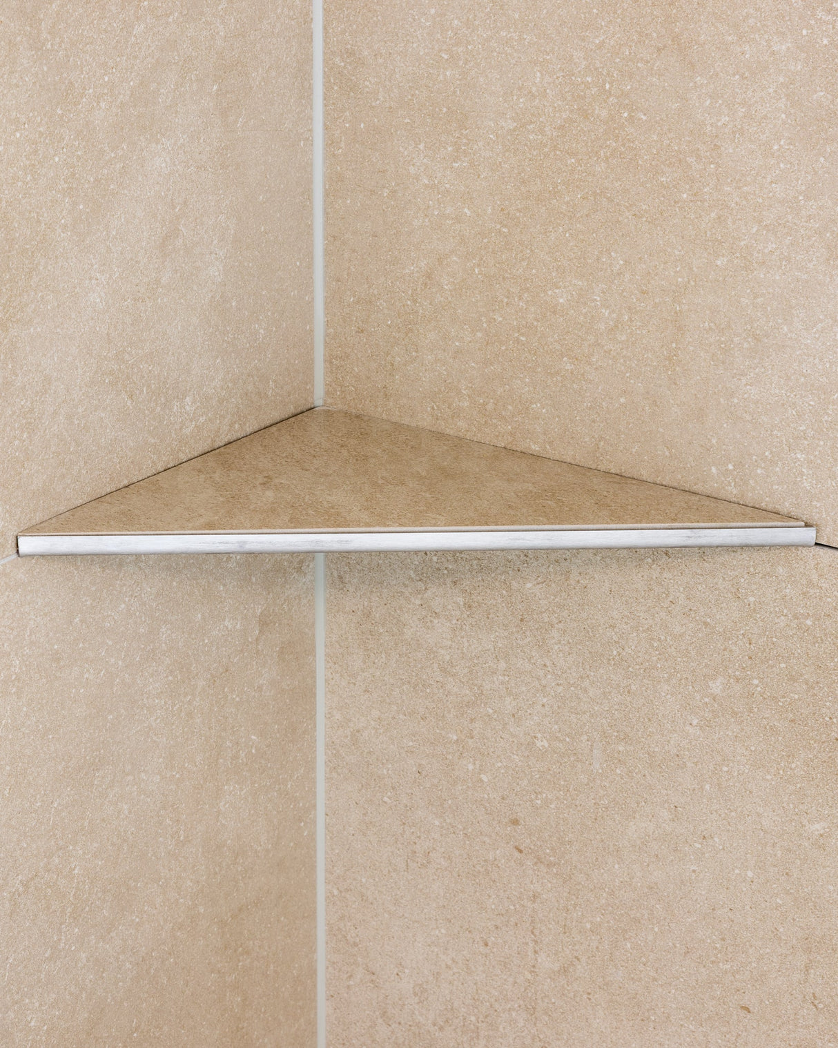 ARTISTA - Eckduschregal in Edelstahloptik, bündig in der Duschwand installiert für minimalistisches Design.