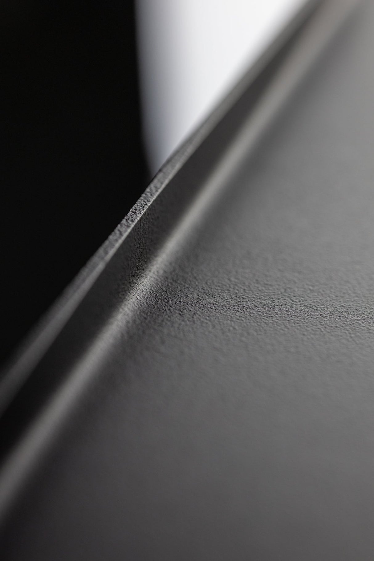 ARTISTA - Detailaufnahme der strukturierten Oberfläche des Eckduschregals, pulverbeschichteter Edelstahl.