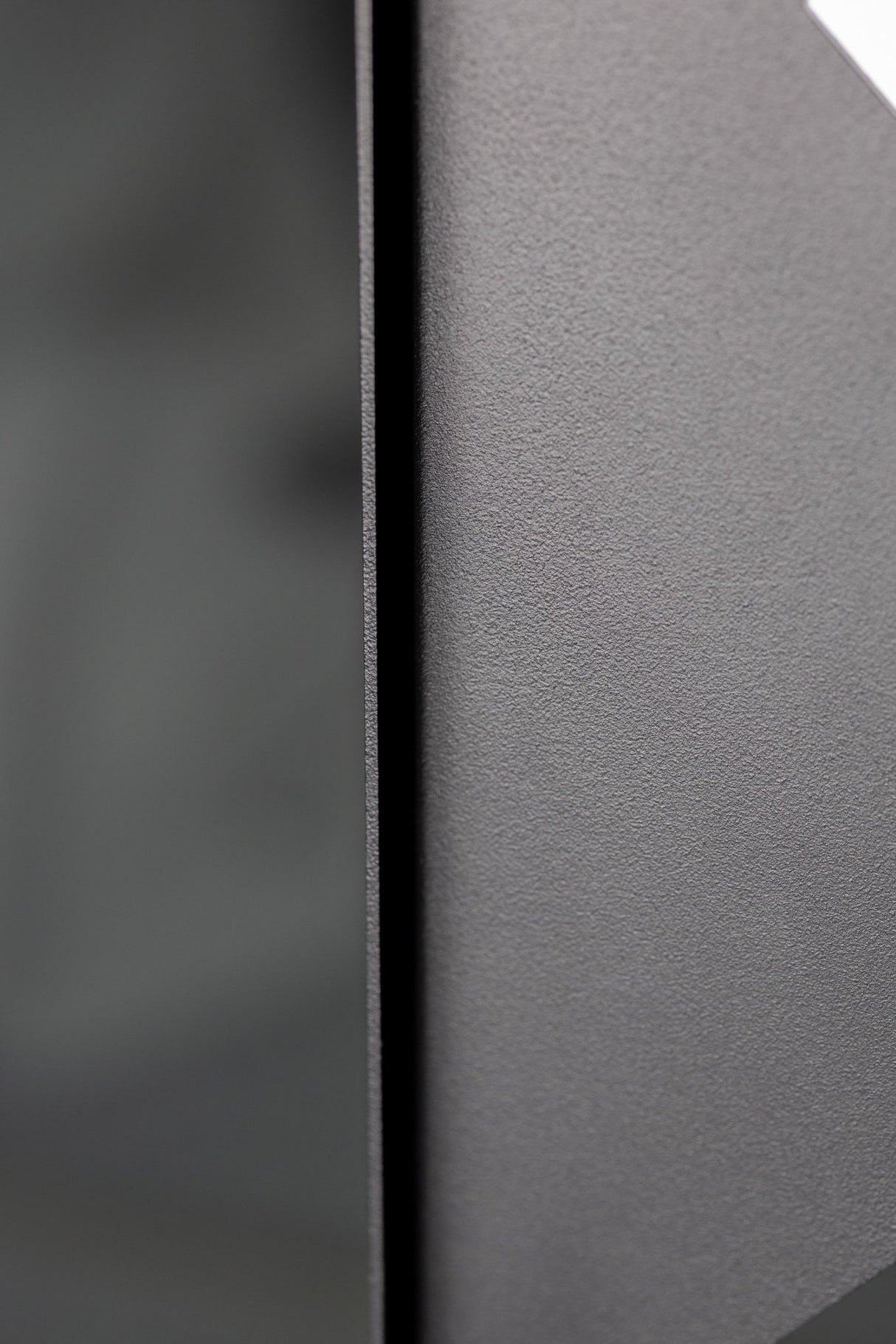 ARTISTA - Nahaufnahme der Kante des Eckduschregals, zeigt hochwertige Verarbeitung und Materialstruktur.