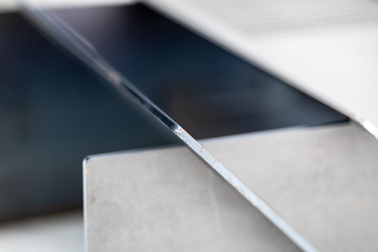 Nahaufnahme der scharfen Kanten der FOGATA - Feuerstelle aus Edelstahl. Präzise Verarbeitung für modernes Gartendesign.