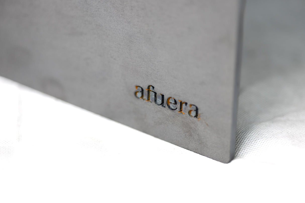 Detailansicht mit 'afuera'-Branding auf der FOGATA - Feuerstelle. Hochwertige Verarbeitung für stilvolle Outdoor-Nutzung.