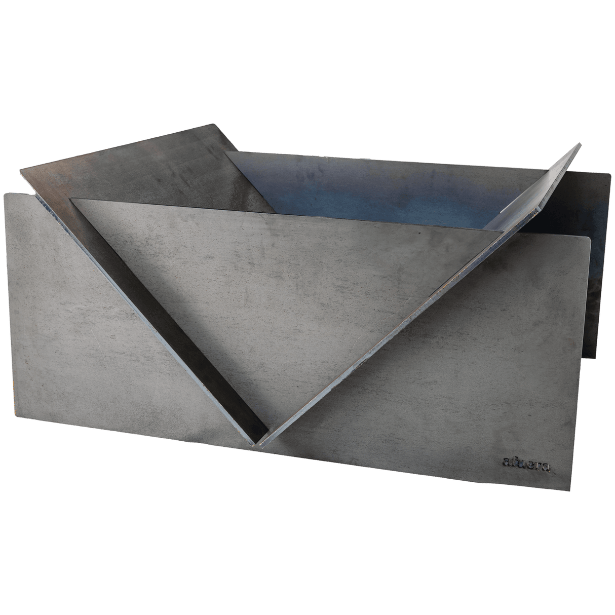 Moderne FOGATA - Feuerstelle aus Stahl mit geometrischem Design für Garten oder Terrasse. Ideal für stilvolle Feuerabende im Außenbereich.