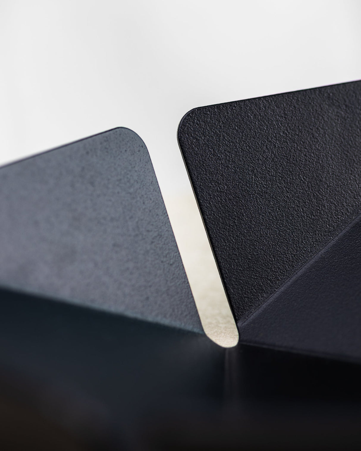 Nahaufnahme der PRISMA - Obstschale zeigt die hochwertige Pulverbeschichtung und das geometrische Design.