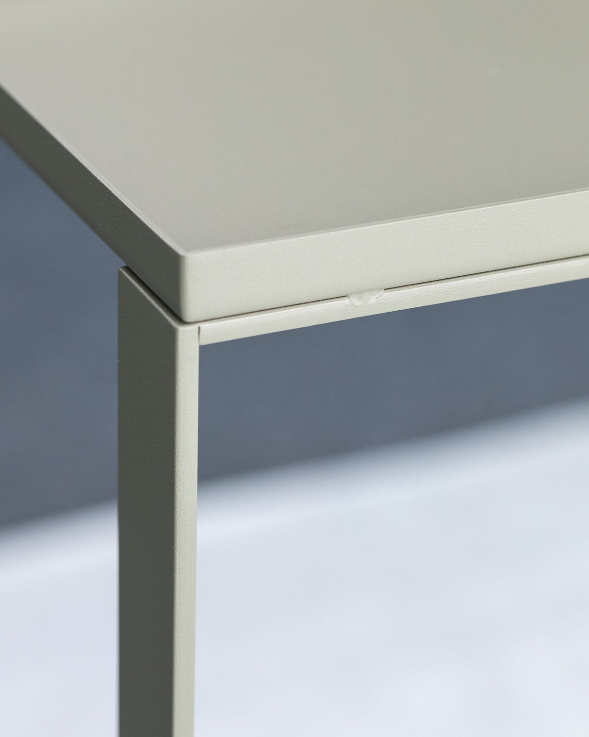 Detailansicht der Tischkante des VERDE - Pflanztrogs, hochwertige Verarbeitung für langlebige Nutzung im Außenbereich.