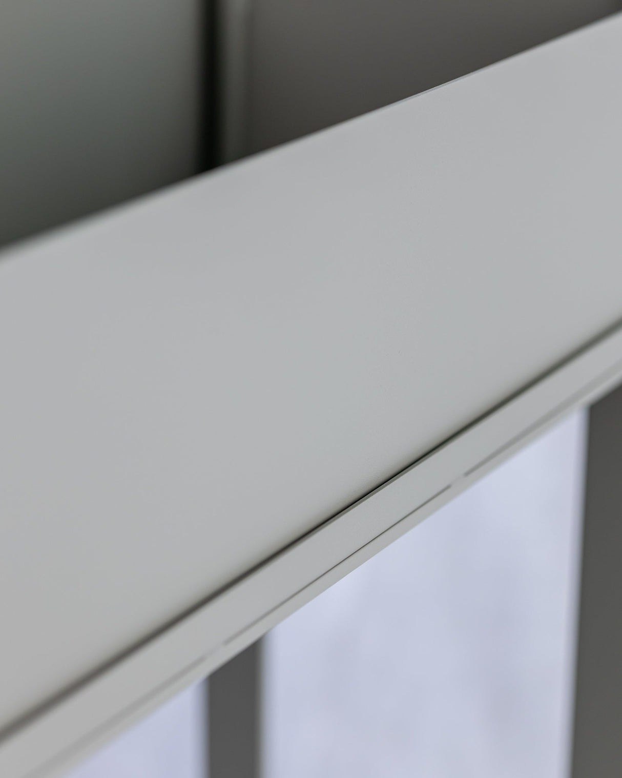 Nahaufnahme des CUBO - Pflanzbehälters mit glatter, pulverbeschichteter Oberfläche in modernem Design.