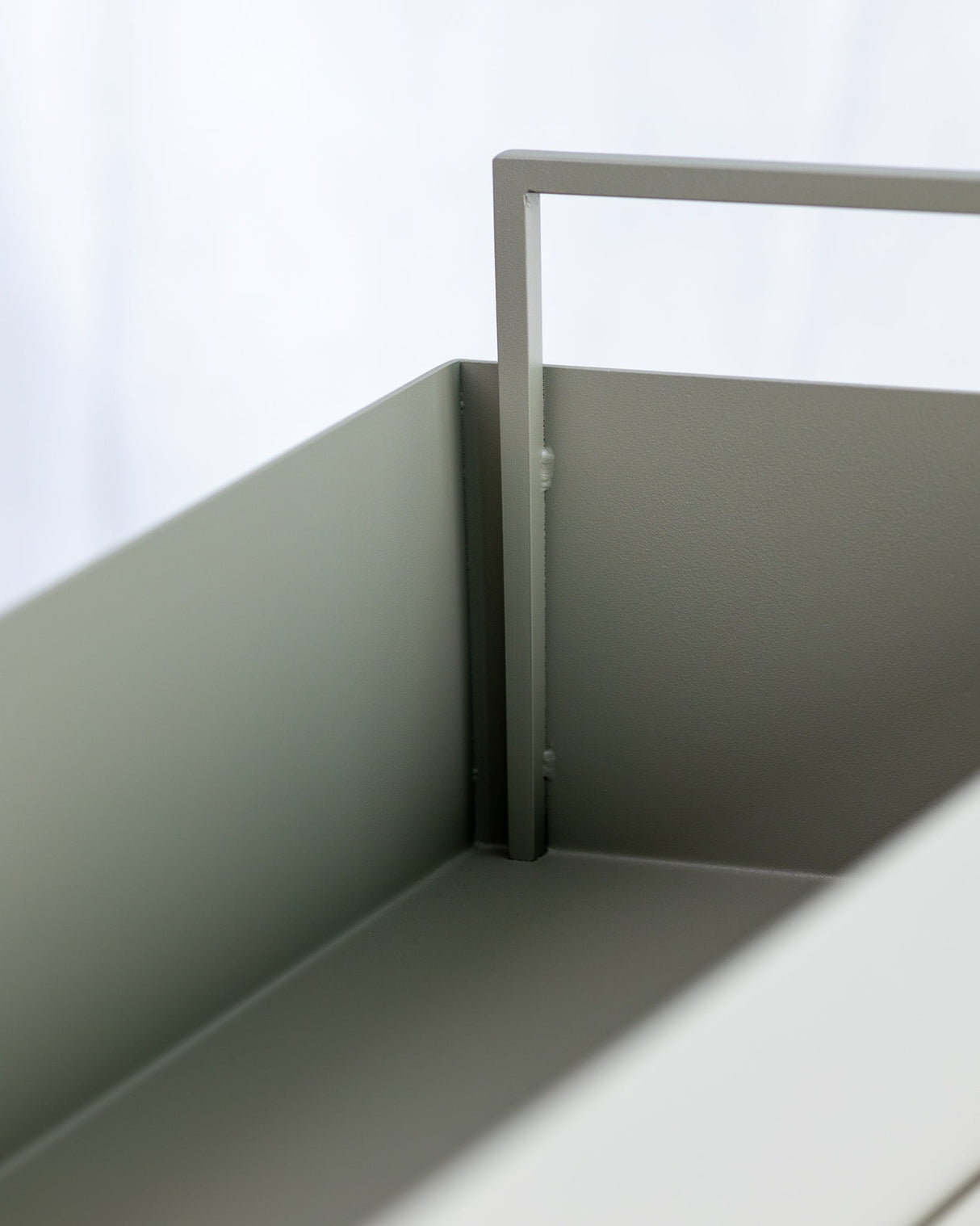 Innenansicht des CUBO - Pflanzbehälters mit stabiler Konstruktion und klaren Linien für stilvolle Gartengestaltung.