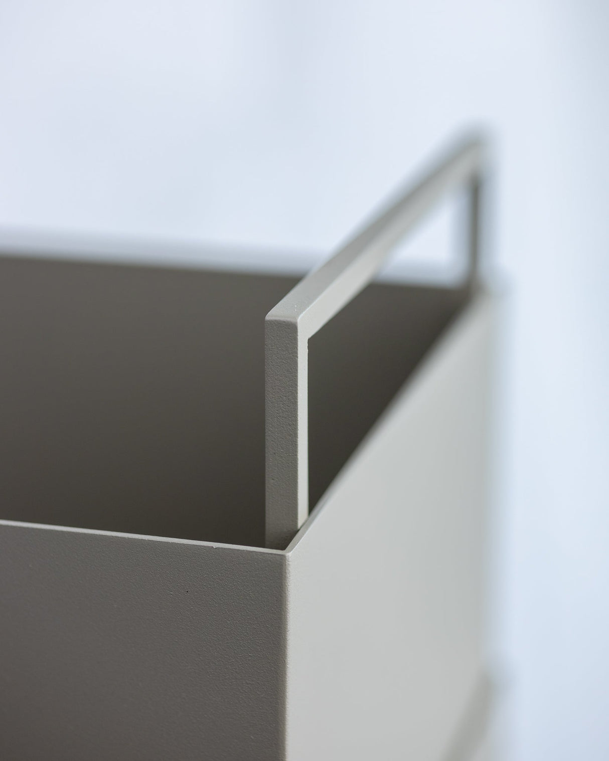 Detail des seitlichen Griffs am CUBO - Pflanzbehälter, robust verarbeitet aus pulverbeschichtetem Edelstahl.