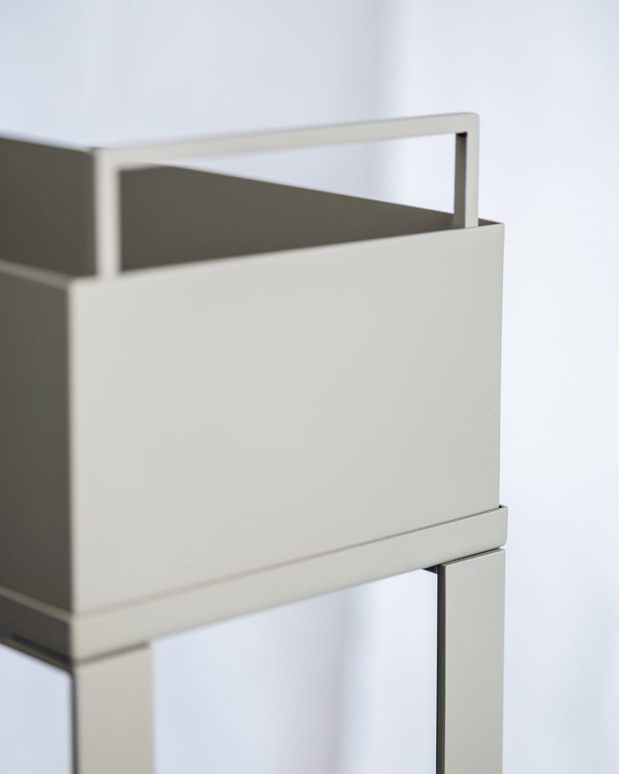 CUBO - Pflanzbehälter auf passendem Gestell, modernes Design für Balkon, Terrasse oder Garten.