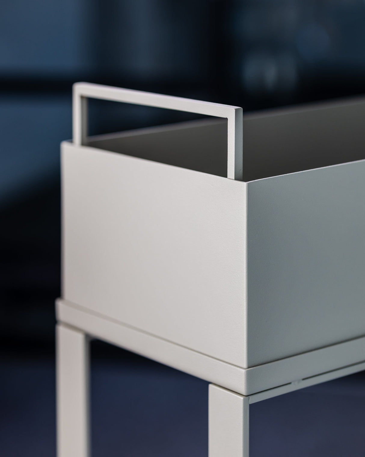 Nahaufnahme des oberen Randes vom VERDE - Pflanztrog, hochwertige Verarbeitung aus pulverbeschichtetem Edelstahl für Outdoor.