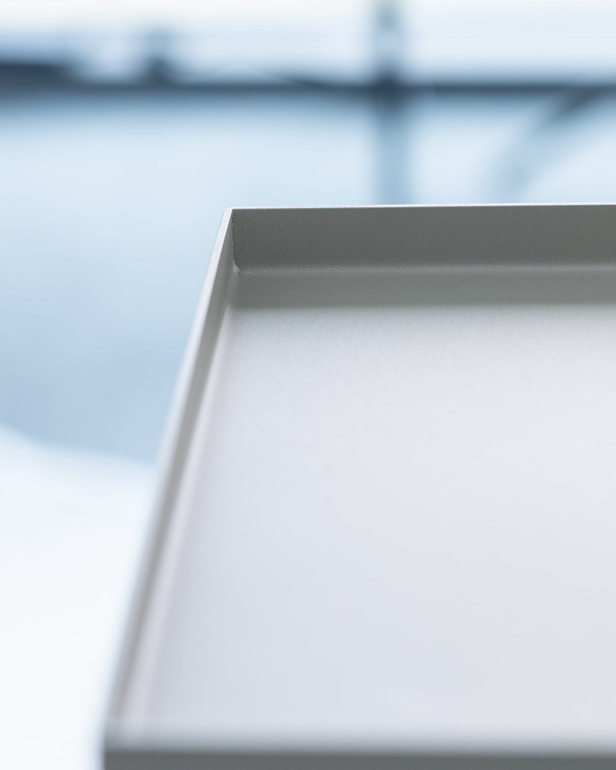 Innenansicht des VERDE - Pflanztrogs mit erhöhtem Rand, ideal für saubere Bepflanzung im Garten oder auf der Terrasse.