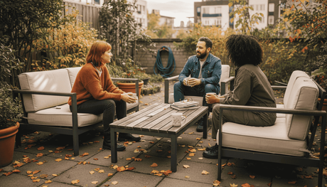 Eine fröhliche Runde genießt gemeinsam den Tag auf wetterfesten Gartenmöbeln.