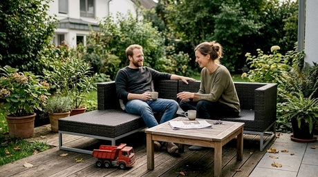 Ein entspanntes Paar genießt gemeinsame Zeit auf stilvollen Gartenmöbeln.