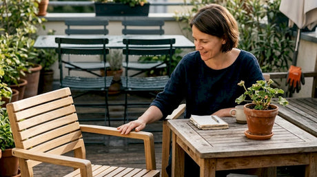 Eine Frau testet einen umweltfreundlichen Gartenstuhl auf ihrer Terrasse.