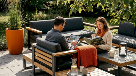 Ein Paar genießt entspannte Stunden auf einer stilvollen Gartenlounge.