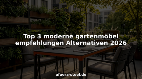 Moderne Gartenmöbel auf einer Holzterrasse im Freien laden zum Entspannen ein.