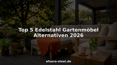 Gemütliche Lounge-Ecke aus Holz auf einer sonnigen Terrasse