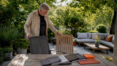 Ein Mann macht den Praxistest: Welche Möbel eignen sich besser für die Dachterrasse – Outdoor- oder Indoor-Modelle?