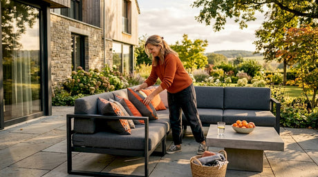 Eine Frau verwandelt ihre Terrasse in eine gemütliche Outdoor-Oase.