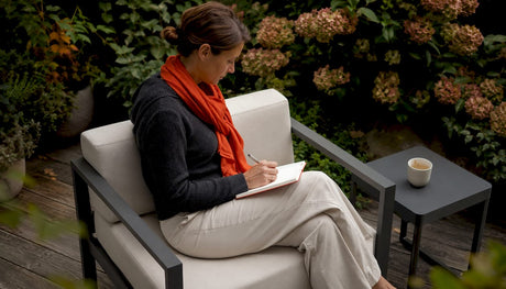 Eine Frau genießt entspannte Momente auf einer stilvollen Outdoor-Lounge.