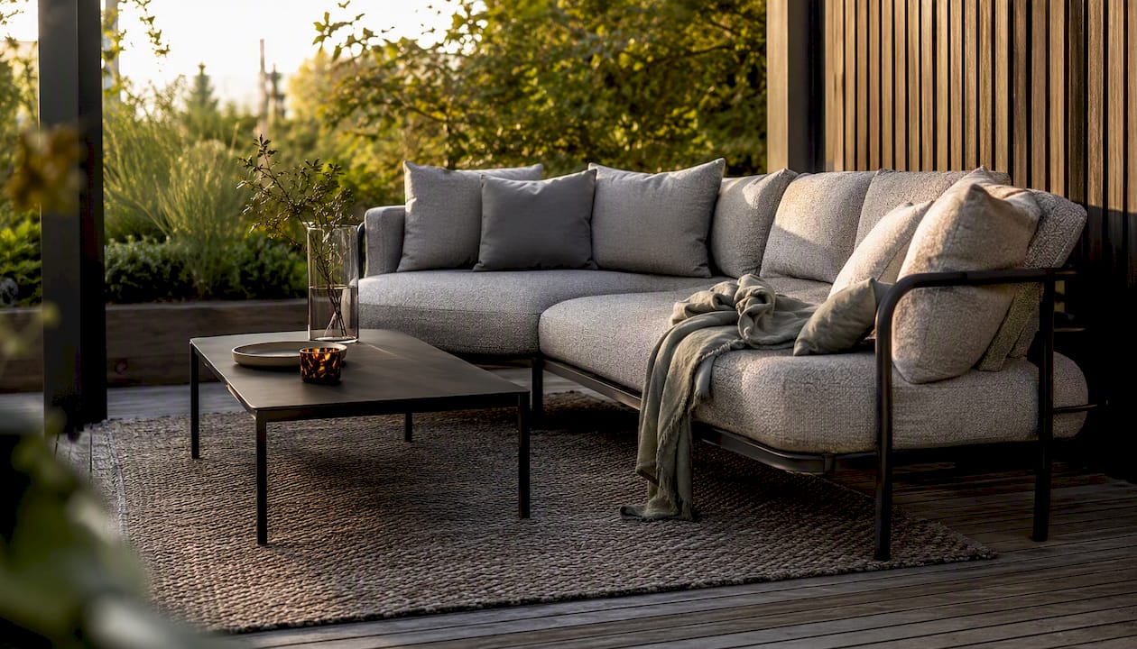 Gemütliche Outdoor-Lounge mit Teppich und Feuerstelle – der perfekte Ort zum Entspannen im Freien.