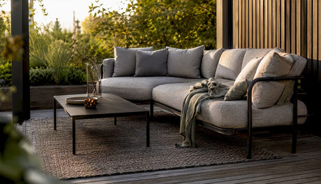 Gemütliche Outdoor-Lounge mit Teppich und Feuerstelle – der perfekte Ort zum Entspannen im Freien.
