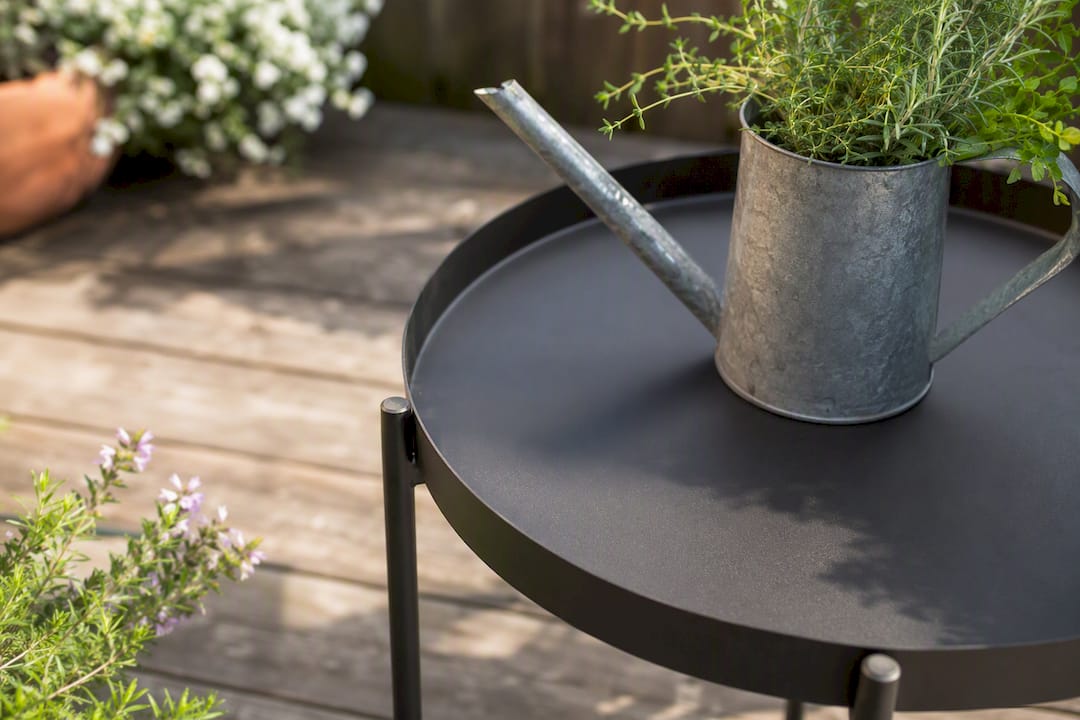Detailaufnahme einer modernen Terrasse mit eleganten Stahlelementen