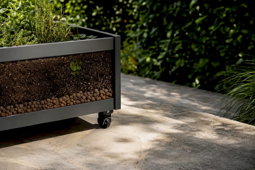 Mobiler Pflanzkübel auf Rollen für den Garten