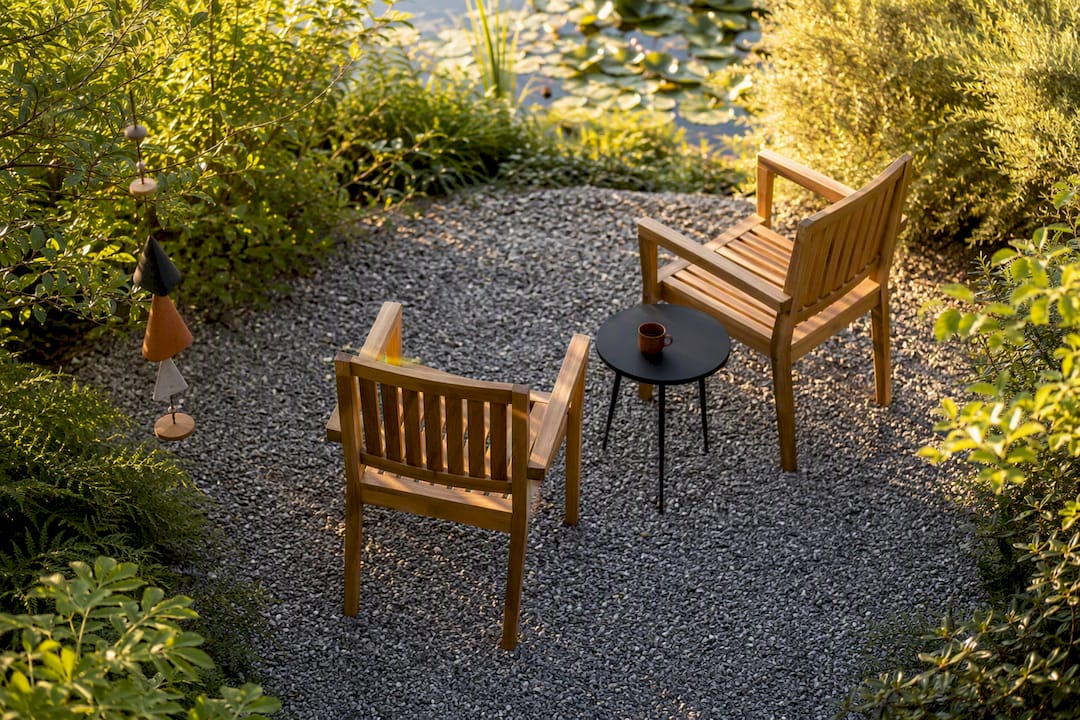 Kompakte Gartenecke zum Sitzen mit Beistelltisch und Pflanzen