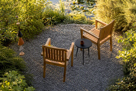 Kompakte Gartenecke zum Sitzen mit Beistelltisch und Pflanzen