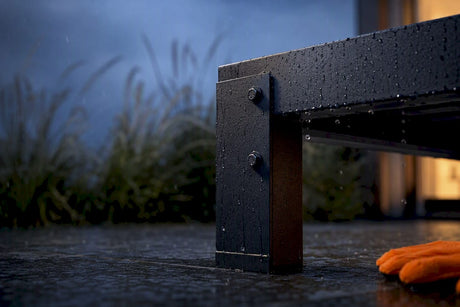 Pulverbeschichtete Stahlverbindung bei Regen