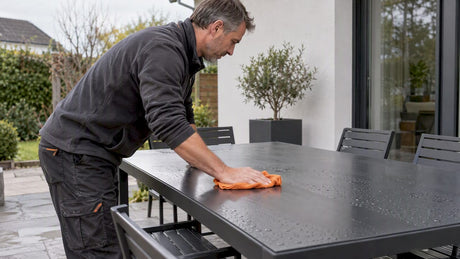 Metalltisch wird auf der Terrasse trocken gereinigt