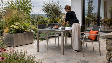 Gestaltete Terrasse mit Edelstahlmöbeln und Pflanzen