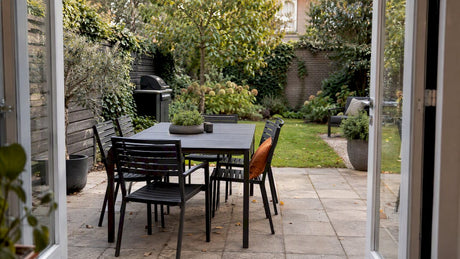 Garten-Lounge mit Möbeln aus Metall