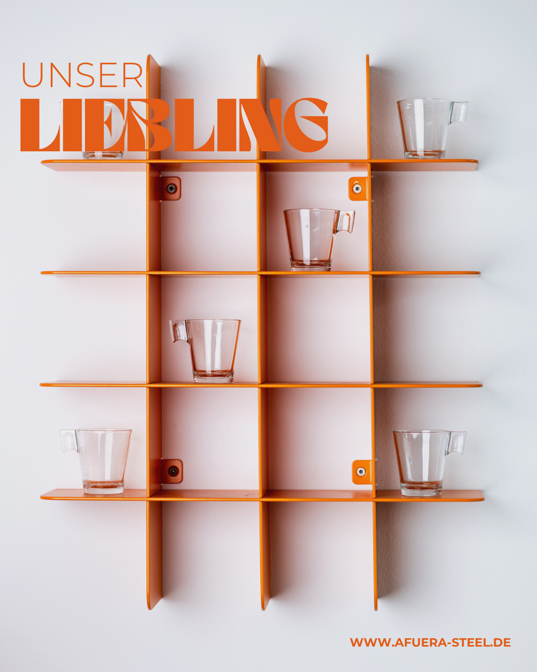 Alt-Text (in Deutsch):  
Stylisches orangefarbenes Terazza Tassenregal mit Glastassen an Wand  

SEO-freundlich, 74 Zeichen.