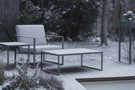 Alt-Text (Deutsch):  
Moderner Außenbereich mit Gartenmöbeln im verschneiten Wintergarten.